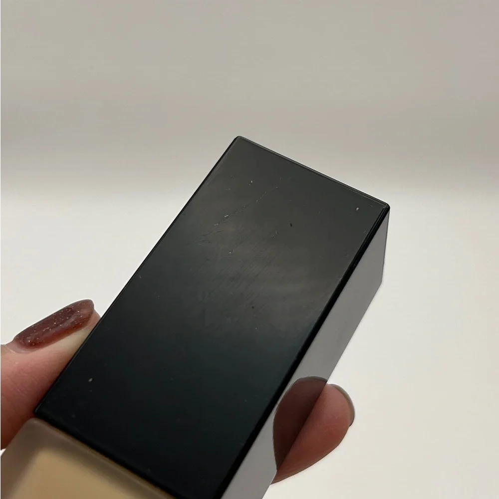 Givenchy PRISME LIBRE SKIN-CARING GLOW HYDRATING FOUNDATION in 1-W105